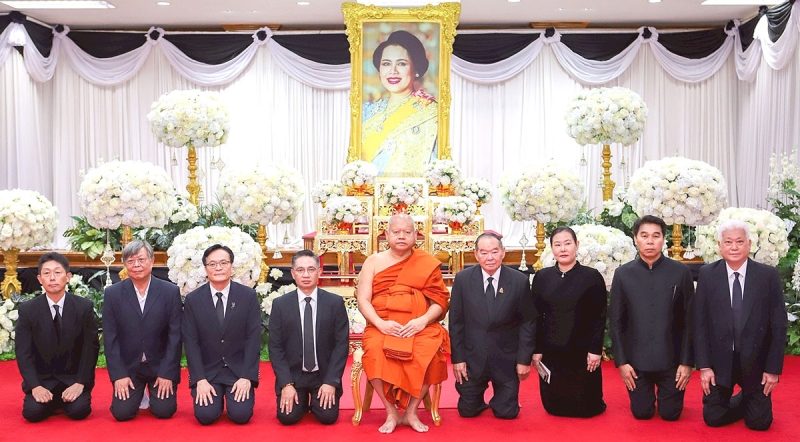 สำนึกในพระมหากรุณาธิคุณ : ชาญวิทย์ จารุสมบัติ รอง กก.ผจก.ใหญ่ ด้านการสื่อสารและภาพลักษณ์
องค์กร ดั๊บเบิ้ล เอ พร้อมคณะตัวแทนผู้บริหารและพนักงาน เข้าร่วมพิธีบำเพ็ญกุศลสวดพระอภิธรรม
เพื่ออุทิศถวายพระราชกุศลแด่สมเด็จพระนางเจ้าสิริกิติ์ พระบรมราชินีนาถ พระบรมราชชนนีพันปีหลวง โดยมี
สุนทร โภคา นายอำเภอบางปะกง เป็นประธานฝ่ายฆราวาส ที่ วัดโสธรวรารามวรวิหาร อ.เมือง จ.ฉะเชิงเทรา