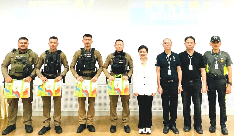 จัดการบริหารสถานการณ์ : ศตกมล วรกุล ผอ.อาวุโสฝ่ายสื่อสารองค์กร บจก.อินเทลลิเจ้นท์ ครีเอทีฟฯ ต้อนรับคณะจากสถานีตำรวจนครบาลปทุมวัน นำโดย พ.ต.อ.ศิริชาติ จันทร์พรมมา ผกก.สน.ปทุมวัน ที่มาบรรยายหัวข้อ “การเอาตัวรอด
จากเหตุคนร้ายใช้อาวุธในที่สาธารณะฯ” ที่ ศูนย์การค้าเอ็ม บี เค เซ็นเตอร์