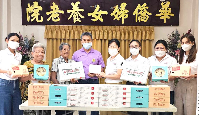 ฤดูหนาวที่อบอุ่น : ดร.อุษณีย์ มหากิจศิริ ลีโอณีโอ ประธาน บจก.เคเอฟยู ส่งทีม
พนักงานจิตอาสาไปมอบเงินบริจาค พร้อมจัดเลี้ยงอาหารมื้อพิเศษด้วยผลิตภัณฑ์
ในเครือ ได้แก่ โดนัทคริสปี้ ครีม, ซินนาบอน และพาย เฟสซ์ เพื่อส่งต่อความรัก
ความห่วงใย ที่ มูลนิธิมิตรภาพสงเคราะห์ บ้านพักคนชราหญิง จังหวัดปทุมธานี