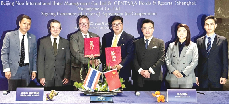 แลกเปลี่ยนแบรนด์ : ธีระยุทธ จิราธิวัฒน์ ปธ.จนท.บห.โรงแรมและรีสอร์ทในเครือเซ็นทารา เป็นสักขีพยานในพิธีลงนาม ข้อตกลงเชิงกลยุทธ์ ระหว่าง ไมเคิล เฮนสเลอร์ ปธ.จนท.ฝ่ายปฏิบัติการ โรงแรมฯ กับ ถัง หมิง ผจก.ทั่วไป NUO International ในการแนะนำแบรนด์ “Jianguo” และ “Brilliant” ภายใต้บริษัท NUO สู่ภูมิภาค พร้อมทั้งแนะนำแบรนด์ “Centara” และ “Centara Grand” สู่ตลาดจีน ที่ โรงแรม NUO กรุงปักกิ่ง สาธารณรัฐประชาชนจีน