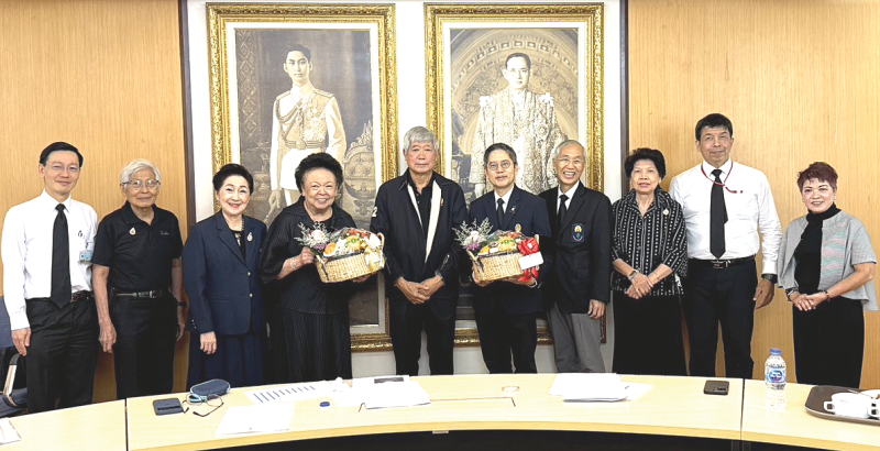 2 คุณหมอแห่งจุฬาฯ : รศ.นพ.พินิจ กุลละวณิชย์ ประธานกรรมการมูลนิธิคณะแพทยศาสตร์ จุฬาลงกรณ์ พร้อมด้วยกรรมการมูลนิธิฯ ร่วมแสดงความยินดีกับ รศ.ดร.นพ.จิรุตม์ ศรีรัตนบัลล์ ในโอกาสเข้ารับตำแหน่ง คณบดีคณะแพทยศาสตร์ จุฬาลงกรณ์มหาวิทยาลัย และผอ.โรงพยาบาลจุฬาลงกรณ์ สภากาชาดไทย และ ศ.กิตติคุณ พญ.คุณหญิงกอบจิตต์ ลิมปพยอม ที่ได้รับพระราชทานปริญญาแพทยศาสตรดุษฎีบัณฑิตกิตติมศักดิ์ จากคณะแพทยศาสตร์ สถาบันเทคโนโลยีพระจอมเกล้าเจ้าคุณทหารลาดกระบัง โดยมี รศ.นพ.ฉันชาย สิทธิพันธุ์ และ ผาณิต พูนศิริวงศ์ ร่วมยินดี ที่ห้องประชุมมูลนิธิฯ ตึกอานันทมหิดล สภากาชาดไทย