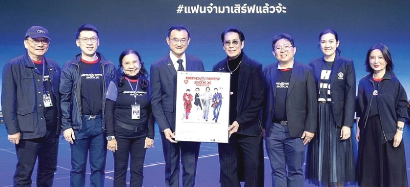 รอบการกุศล : ศ.นพ.อภิชาติ อัศวมงคลกุล คณบดีคณะแพทยศาสตร์ศิริราชพยาบาล มหาวิทยาลัยมหิดล, รศ.นพ.ธีระ กลลดาเรืองไกร ผอ.ศูนย์การแพทย์กาญจนาภิเษก และ พญ.มนัสวี จรดล รอง ผอ.ศูนย์ฯ จัดคอนเสิร์ต “BIRD FANFEST 20XX” โดย ธงไชย แมคอินไตย์ ที่ อิมแพ็ค อารีน่า เมืองทองธานี เพื่อนำรายได้สมทบทุนสร้างอาคารหอผู้ป่วยในศูนย์ฯ เพื่อเพิ่มประสิทธิภาพของระบบการรักษาผู้ป่วยให้ดียิ่งขึ้น