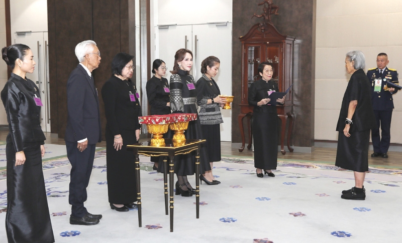 สมเด็จพระกนิษฐาธิราชเจ้า กรมสมเด็จพระเทพรัตนราชสุดาฯ สยามบรมราชกุมารี เสด็จออก ณ วังสระปทุม กรุงเทพมหานคร พระราชทานพระราชวโรกาส ให้ นางเธียรรัตน์ นะวะมะวัฒน์ ประธานมูลนิธิหัวใจบริสุทธิ์,
นางสาวกุลภรพัสร์ วงศ์มาจารภิญญา ประธานเจ้าหน้าที่บริหาร บริษัท ไทย สมายล์บัส จำกัด และคณะกรรมการ
มูลนิธิหัวใจบริสุทธิ์ เฝ้าทูลละอองพระบาททูลเกล้าทูลกระหม่อมถวายเงินโดยเสด็จพระราชกุศลตามพระราชอัธยาศัย