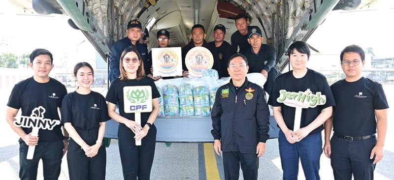 จิตอาสาซีพีเอฟ : น.สพ.สมชวน รัตนมังคลานนท์ อธิบดีกรมปศุสัตว์ รับมอบไข่ต้มสมุนไพรซีพี 10,000 ฟอง
พร้อมอาหารสุนัขและแมวแบรนด์ JerHigh และ JINNY รวมกว่า 3.2 ตัน จาก ลลิตา ชาติยานนท์ ผอ.ธุรกิจโรงงานแปรรูปไข่หนองจอก บมจ.เจริญโภคภัณฑ์อาหาร โดยกรมฝนหลวงและการบินเกษตรได้นำเครื่องบินฝนหลวง CN2222 ลำเลียงสิ่งของช่วยเหลือผู้ประสบภัยและสัตว์เลี้ยงในพื้นที่ อ.หาดใหญ่ จ.สงขลา