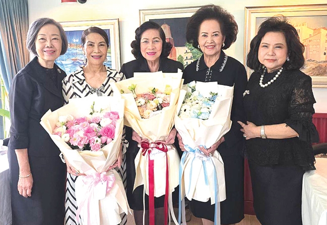 ฉลอง 2 วาระ : คุณหญิงดร.กษมา วรวรรณ ณ อยุธยา และ ดร.นุชนาถ วสุรัตน์ เลี้ยงแสดงความยินดีกับกลุ่ม 21 อนงค์ วปรอ. 4010 เพ็ญพักตร์ ศรีทอง ที่ได้รับพระราชทานรางวัล มหิดลวรานุสรณ์ พร้อมฉลองวันเกิด ดร.ศุลีมาศ สุทธิสัมพัทน์ และ ดร.พรรณประภา อินทรวิทยนันท์ ที่ LE BOUCHON BANGKOK