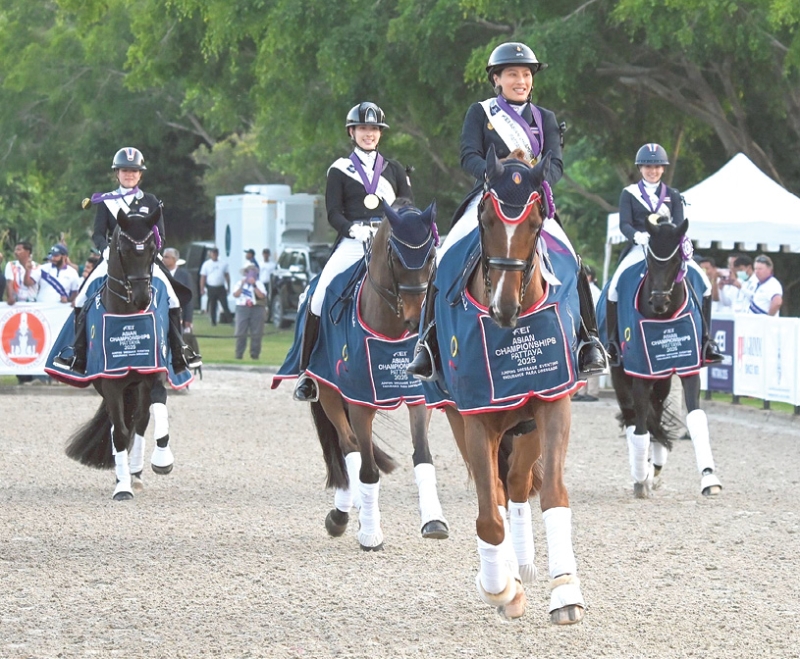 สมเด็จพระเจ้าลูกเธอ เจ้าฟ้าสิริวัณณวรี นารีรัตนราชกัญญา เสด็จไปทรงนำนักกีฬาขี่ม้าทีมชาติไทย ร่วมการแข่งขันขี่ม้า รายการ “FEI Asian Championships 2025” ประเภทศิลปะบังคับม้า Dressage ประเภททีม
ทำผลงานคะแนนรวมเป็นอันดับที่ 1 ได้รับเหรียญทอง ณ สนามขี่ม้าไทยโปโล แอนด์ อีเควสเตรียน คลับ พัทยา อำเภอบางละมุง จังหวัดชลบุรี เมื่อวันพฤหัสบดีที่ 27 พฤศจิกายน 2568 เวลา 14.41 น.