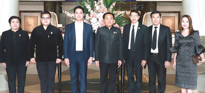 เหมืองแร่สีเขียว : อนัคพล อิงคะกุล รองประธานกรรมการบริหาร มิราเคิล กรุ๊ป ต้อนรับ จ่าเอก ยศสิงห์ เหลี่ยมเลิศ รมช.อุตสาหกรรม ในงานมอบรางวัล Green Mining Award 2025 จัดโดย กรมอุตสาหกรรมพื้นฐานและการเหมืองแร่ โดยมี ดร.อดิทัต วะสีนนท์ อธิบดีกรมอุตสาหกรรมฯ, อานันท์ ฟักสังข์ รองอธิบดีฯ และ ดวงดาว ขาวเจริญ รองปลัดกระทรวงอุตสาหกรรม ต้อนรับ ที่ โรงแรมมิราเคิล แกรนด์ คอนเวนชั่น