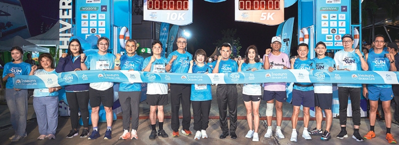 เดิน-วิ่งการกุศล : นุสรา (อัสสกุล) บัญญัติปิยพจน์ ประธานเจ้าหน้าที่บริหาร บมจ.ไทยสมุทรประกันชีวิต นำทีมผู้บริหารและพนักงานร่วมงาน “OCEAN LIFE Run With Love 2025 @OCEAN MARINA” มอบรายได้จากค่าสมัคร 1 ล้านบาทสมทบทุนโครงการอาคารศูนย์บูรณาการรักษาโรคมะเร็ง รพ.จุฬาลงกรณ์ สภากาชาดไทย โดยมี พงศ์ธสิษฐ์ ปิจนันท์ รอง ผวจ.ชลบุรี เป็นประธานเปิดงาน ที่ Ocean Marina Yacht Club พัทยา