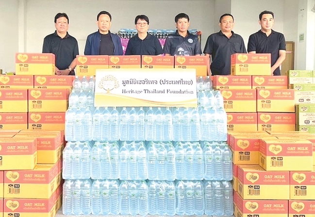เพื่อผู้ประสบภัยน้ำท่วมภาคใต้ : วราสิทธิ์ ตันติอนุวัติ รอง ผช.กก.ผจก.เครือเฮอริเทจ
ในนาม มูลนิธิเฮอริเทจ (ประเทศไทย) มอบน้ำดื่มเฮอริเทจ, เครื่องดื่มน้ำนมข้าวโอ๊ต
แบรนด์ลัฟ และนมอัลมอนด์ บรีซ โยเกิร์ตพร้อมดื่ม รวมมูลค่า 209,400 บาท
ให้แก่ บัญชา ฤทธิศาสตร์ นายกเทศมนตรีเมืองคลองมะเดื่อ จ.สมุทรสาคร