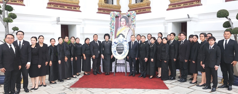 ถวายความอาลัย : คุณหญิงปัทมา ลีสวัสดิ์ตระกูล ประธานกรรมการ ศูนย์คุณธรรม (องค์การมหาชน) ซึ่งเป็นหน่วยงานสนับสนุนให้คนทำความดีมีพื้นที่ยืน และความดีมีพื้นที่ทางสังคมมากขึ้น สร้างความตื่นตัวขึ้นในสังคมให้ตระหนักในความดีควบคู่ไปกับทิศทางการพัฒนาของโลกและการพัฒนาที่ยั่งยืน พร้อมคณะกรรมการ และคณะผู้บริหารศูนย์คุณธรรม ร่วมกันวางพวงมาลาเบื้องหน้าพระฉายาลักษณ์ และขึ้นกราบถวายบังคมพระบรมศพ สมเด็จพระนางเจ้าสิริกิติ์ พระบรมราชินีนาถ พระบรมราชชนนีพันปีหลวง ด้วยความจงรักภักดีและน้อมสำนึกในพระมหากรุณาธิคุณอย่างหาที่สุดมิได้ ณ พระที่นั่งดุสิตมหาปราสาท ในพระบรมมหาราชวัง