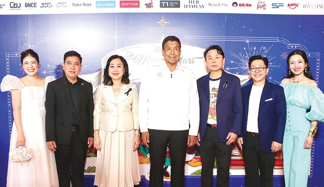 ฉลองเทศกาลแห่งความสุข : วัลยา จิราธิวัฒน์ ประธานเจ้าหน้าที่บริหาร บมจ.เซ็นทรัลพัฒนา ต้อนรับ ชัชชาติ สิทธิพันธุ์ ผู้ว่าราชการกรุงเทพมหานคร และพันธมิตรในงาน “centralwOrld Present Christmas Tree Shine Together” เปิดไฟ
ต้นคริสต์มาส 40 เมตร สูงที่สุดในเอเชียตะวันออกเฉียงใต้ ที่ศูนย์การค้าเซ็นทรัลเวิลด์