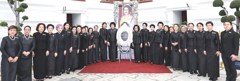 ถวายความอาลัย : คุณหญิงปัทมา ลีสวัสดิ์ตระกูล ประธานชมรมผู้รู้คุณแผ่นดิน พร้อม 10 องค์กรการศึกษา ในพระบรมราชูปถัมภ์ ในพระบรมราชินูปถัมภ์ และใน
พระราชูปถัมภ์ สมาคมศิษย์เก่าจิตรลดาฯ, สมาคมศิษย์เซนต์ฟรังซีสซาเวียร์ฯ, สมาคมศิษย์เซนต์โยเซฟฯ, สมาคมนักเรียนเก่ามาแตร์เดอีวิทยาลัยฯ, สมาคมนักเรียนเก่า
ราชินีฯ, สมาคมศิษย์วังหลัง-วัฒนาฯ, สมาคมสตรีภาคพื้นแปซิฟิกและเอเชียอาคเนย์ฯ, สตรีวิทยาสมาคม, สายปัญญาสมาคมฯ, มูลนิธิอุบลรัตน์ฯ ร่วมกันวาง
พวงมาลาเบื้องหน้าพระฉายาลักษณ์ สมเด็จพระนางเจ้าสิริกิติ์ พระบรมราชินีนาถ พระบรมราชชนนีพันปีหลวง ณ พระที่นั่งดุสิตมหาปราสาท ในพระบรมมหาราชวัง