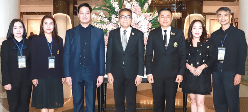 ประชุมเชิงปฏิบัติการ : อนัคพล อิงคะกุล รองประธานกรรมการบริหาร มิราเคิล กรุ๊ป ต้อนรับ แสวง บุญมี เลขาธิการคณะกรรมการการเลือกตั้ง (กกต.) ในพิธีเปิดการประชุมหัวข้อ “ถอดบทเรียนหลักสูตรพรรคการเมืองคุณภาพ” โดยมี เกรียงไกร พานดอกไม้ รองเลขาธิการ กกต., รชาดา เดชาภิมณฑ์ ผอ.สำนักบริหารกองทุนเพื่อการพัฒนาพรรคการเมือง และผู้เชี่ยวชาญประจำกองทุนฯ ร่วมงาน ที่ โรงแรมมิราเคิล แกรนด์ คอนเวนชั่น