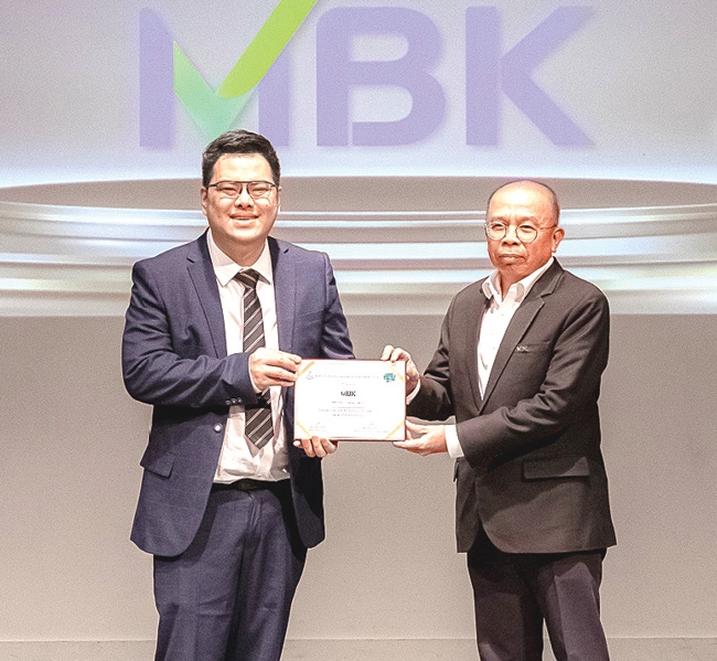 ต่อเนื่องปีที่ 5 : เกรียงไกร ภูริวิทย์วัฒนา ผช.ประธานเจ้าหน้าที่บริหาร บมจ.เอ็ม บี เค
รับรางวัลกิตติกรรมประกาศ Sustainability Disclosure Acknowledgement
2025 ในพิธีมอบรางวัลการเปิดเผยข้อมูลความยั่งยืน ประจำปี 2568 ซึ่งครอบคลุมทั้งการดำเนินงานด้าน ESG ที่เป็นประโยชน์ต่อกลุ่มผู้มีส่วนได้เสียของกิจการ