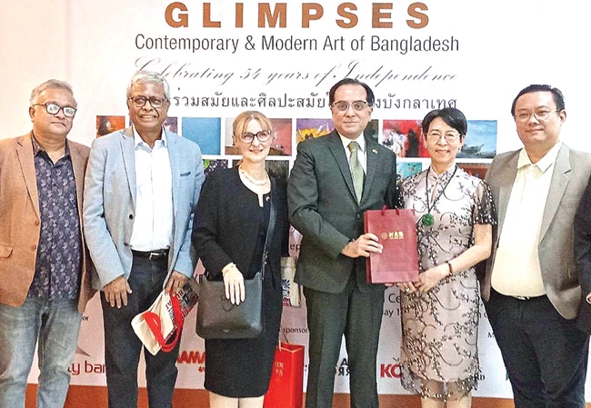 นิทรรศการศิลป์ : ไฟยาซ เบอร์ชิค คาซี เอกอัครราชทูตสาธารณรัฐประชาชนบังกลาเทศประจำราชอาณาจักรไทย เปิดนิทรรศการศิลปะร่วมสมัยและสมัยใหม่ของบังกลาเทศ “GLI MPSES Contemporary & Modern Art of Bangladesh” ในโอกาส
ครบรอบ 53 ปี แห่งวันชาติ ของบังกลาเทศ โดยเปิดให้เข้าชมถึง 14 ธ.ค. 2568