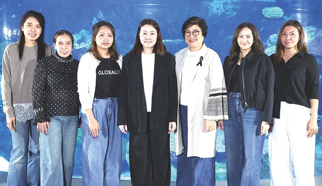 20 ปี ซีไลฟ์ แบงคอก : สกลภัส ปลูกจิตรสม ผอ.กลุ่มธุรกิจกรุงเทพ บจก.เมอร์ลิน
เอ็นเตอร์เทนเมนท์ส (ประเทศไทย) เปิดตัว “มูลนิธิซีไลฟ์แบงคอก พลัส” สานต่อ
พันธกิจการอนุรักษ์มหาสมุทรและสิ่งมีชีวิตใต้ท้องทะเลในประเทศไทย และเปิดการ
แสดงระบำใต้น้ำ “Dive Into the Water Dance Show!” ที่ สยามพารากอน