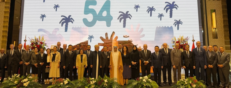 5 ทศวรรษ : บัยด์ ซะอีด อุบัยด์ บินฏอริช อัลฎอฮิรี เอกอัครราชทูตสหรัฐอาหรับเอมิเรตส์ประจำราชอาณาจักรไทย จัดงาน
ในโอกาสครบรอบ 54 ปี วันชาติสหรัฐอาหรับเอมิเรตส์ และ 50 ปี ความสัมพันธ์ทางการทูตสหรัฐอาหรับเอมิเรตส์-ไทย
โดยมี วันมูหะมัดนอร์ มะทา ประธานสภาผู้แทนราษฎร, จาง เจี้ยนเว่ย ออท.สาธารณรัฐประชาชนจีน, เยฟกินี
โทมิคิน ออท.รัสเซีย และ มิลลิเซนต์ ครุซ ปาเรเดส ออท.ฟิลิปปินส์ ร่วมงาน ที่ โรงแรมอินเตอร์คอนติเนนตัล กรุงเทพ