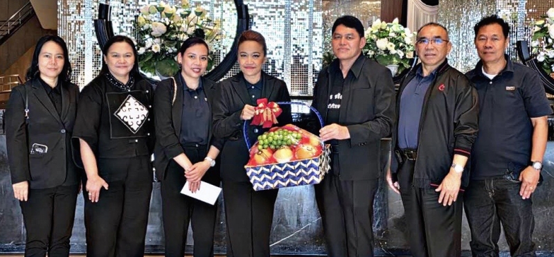 ร่วมกันพัฒนาชุมชน : นฤมล ช้างทอง Assistant General Manager (Acting)
เซ็นทรัล ลาดพร้าว และ วุฒิศักดิ์ พิชญกานต์ ผจก.ทั่วไป โรงแรมเซ็นทารา
แกรนด์ฯ ลาดพร้าว ร่วมแสดงความยินดีกับ ประสาท โพธิ์ศรีมาตย์ ในโอกาสเข้ารับ
ตำแหน่ง ผอ.เขตจตุจักร คนใหม่ ที่โรงแรมเซ็นทารา แกรนด์ฯ ลาดพร้าว กรุงเทพ