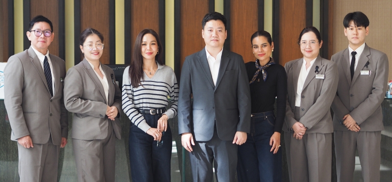 อาหารดี ที่พักสบาย : จิตรกร เอี่ยมอัศวมงคล ผู้จัดการทั่วไป โรงแรมแคนทารี ฮิลส์
เชียงใหม่ และคณะเจ้าหน้าที่โรงแรมฯ ต้อนรับ โอปอล์ - ปาณิสรา อารยะสกุล และ ปุ๊กกี้ - ปวีณ์นุช แพ่งนคร ดารานักแสดงหญิงและพิธีกร ในโอกาสเข้าพักและถ่ายทำรายการของช่อง “นางแมวป่า” ที่ โรงแรมแคนทารี ฮิลส์ เชียงใหม่