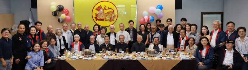 นัดฉลองให้สองเพื่อน : พล.ท.หญิง ภัทราวรรณ ตระกูลทอง และเพื่อนศิษย์เก่าคณะรัฐศาสตร์ มหาวิทยาลัยธรรมศาสตร์ “สิงห์แดง รุ่น 12” ร่วมกันจัดงานเลี้ยงฉลองแสดงความยินดีให้แก่ ศาสตราจารย์พิเศษ นรนิติ เศรษฐบุตร ที่ได้รับรางวัล “จิตวิญญาณธรรมศาสตร์” ประจำปี 2568 และ อ.วิรัช อยู่ถาวร ได้รับพระราชทานดุษฎีบัณฑิตกิตติมศักดิ์ สาขาการละคอน จากคณะศิลปกรรมศาสตร์ มหาวิทยาลัยธรรมศาสตร์ โดยมี วิทย์ รายนานนท์, ศ.พิเศษ ดร.ชาญวิทย์ เกษตรศิริ
ซึ่งเป็นเพื่อนร่วมรุ่น พร้อมรุ่นน้องสิงห์แดง อาทิ นพดล เฮงเจริญ, วรรณวิไล พรหมลักขโณ ร่วมยินดี ที่คณะรัฐศาสตร์ มหาวิทยาลัยธรรมศาสตร์ ท่าพระจันทร์