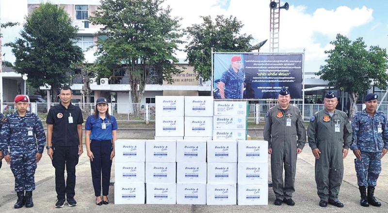 บรรเทาความเดือดร้อน : น.อ.รัชต์ภาคย์ ธรรมธีรศรี ผู้บังคับการกองกำลังทางอากาศเฉพาะกิจที่ 9 รับมอบผลิตภัณฑ์ Double A Care ได้แก่ หน้ากากอนามัยทางการแพทย์, ทิชชูเพียวแอนด์พรีเมียม แบบทราเวลแพ็ก, ผ้าเช็ดทำความสะอาดผิว และถ่านคาร์บอนซิงค์ ดั๊บเบิ้ล เอ เพื่อส่งต่อให้ กอ.รมน.ภาค 4 ส่วนหน้า นำไป
แจกจ่ายช่วยเหลือและสนับสนุนการฟื้นฟูหลังน้ำลดให้แก่ผู้ประสบภัยน้ำท่วมในพื้นที่จังหวัดภาคใต้ของไทย