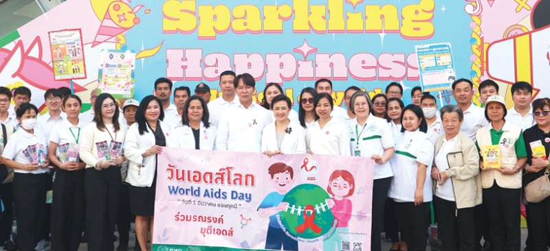 วันเอดส์โลก : ศตกมล วรกุล ผอ.อาวุโสฝ่ายสื่อสารองค์กร บจก.อินเทลลิเจ้นท์ ครีเอทีฟ แอนด์ มาร์เก็ตติ้ง
ต้อนรับ ดร.นรเทพ ชูพูล ผอ.เขตปทุมวัน และคณะเจ้าหน้าที่สาธารณสุข 5 จุฬาลงกรณ์ ในกิจกรรมเดินรณรงค์ให้ความรู้เกี่ยวกับโรคเอดส์และโรคติดต่อทางเพศสัมพันธ์ เนื่องใน World AIDS Day พร้อมแจกสื่อประชาสัมพันธ์และถุงยางอนามัยฟรี เพื่อสร้างความตระหนักรู้แก่ประชาชน ที่ ศูนย์การค้าเอ็ม บี เค เซ็นเตอร์