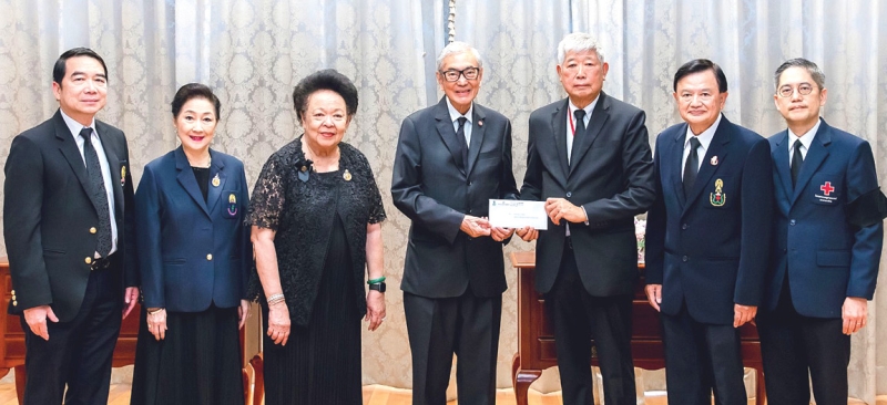 ฟื้นฟูเยียวยา : รศ.นพ.พินิจ กุลละวณิชย์ ประธานกรรมการ มูลนิธิคณะแพทยศาสตร์ จุฬาลงกรณ์ มอบเงิน 306,000 บาท ให้แก่ เตช บุนนาค เลขาธิการ สภากาชาดไทย เพื่อสมทบโครงการ “รวมน้ำใจ ช่วยภัยน้ำท่วมภาคใต้ กับสภากาชาดไทย”นำไปช่วยเหลือพี่น้องผู้ประสบภัยน้ำท่วมภาคใต้ โดยมี ศ.กิตติคุณ นพ.จรัญ มหาทุมะรัตน์ นายกสมาคมศิษย์เก่าแพทย์จุฬาฯ, ศ.นพ.กำธร พฤกษานานนท์ เลขาธิการสมาคม, รศ.ดร. นพ.จิรุตม์ ศรีรัตนบัลล์ คณบดีคณะแพทยศาสตร์ จุฬาฯ, ศ.กิตติคุณ พญ.คุณหญิงกอบจิตต์ ลิมปพยอม และ ผาณิต พูนศิริวงศ์ กรรมการมูลนิธิฯ ร่วมพิธี