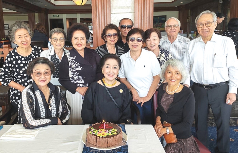 ฉลองครบรอบวันเกิด : เพื่อนศิษย์เก่า ม.ปลาย โรงเรียนวัฒนาวิทยาลัย รุ่น 92 ร่วมกันเลี้ยงให้ ผาณิต พูนศิริวงศ์
พร้อมยินดีที่ มาลินี ศาลิคุปต และ ปีเตออร์ สามีกลับจากอเมริกามาเยี่ยมคุณแม่ โดยมี ชุติมา พงศ์เลื่องธรรม,
สุวรรณี ประเทืองสิทธิ์, ปิยพร พุคยาภรณ์, แววตา-ธัชชัย อัมพรายน์, พวงทอง เจือศิริภักดี, ตรงจิต
ลิมจิตติ, ยุพดี ยินประพันธ์ และแขกพิเศษ ดอน ปรมัตถ์วินัย อดีต รมว.การต่างประเทศ ที่ ราชกรีฑาสโมสร