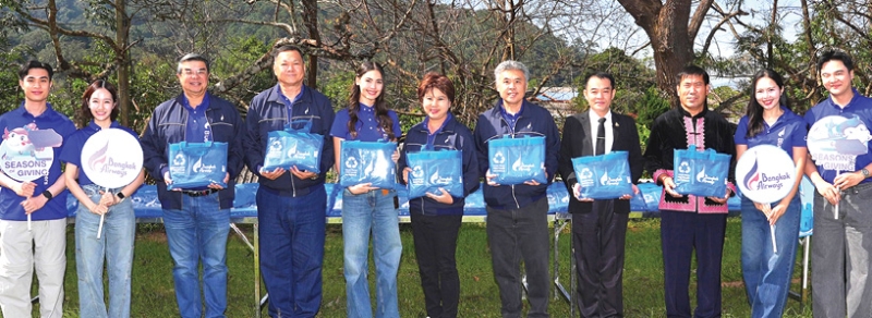 ยกระดับคุณภาพชีวิตในชุมชน : อาริญา ปราสาททองโอสถ กก.บมจ.การบินกรุงเทพ, ประธานคณะทำงานความยั่งยืนองค์กร สายการบินบางกอกแอร์เวย์ส และคณะกรรมการบริษัท ผู้บริหาร พนักงานจิตอาสา Blue Volunteers พร้อมด้วย ญาญ่า – อุรัสยา เสปอร์บันด์ พรีเซ็นเตอร์ของสายการบินฯ ร่วมมอบผ้าห่ม 200 ผืน มอบชุดเครื่องเล่นใหม่ และสันทนาการพัฒนาการเรียนรู้ ที่ โรงเรียนศรีเนห์รู หมู่บ้านขุนช่างเคี่ยน จ.เชียงใหม่