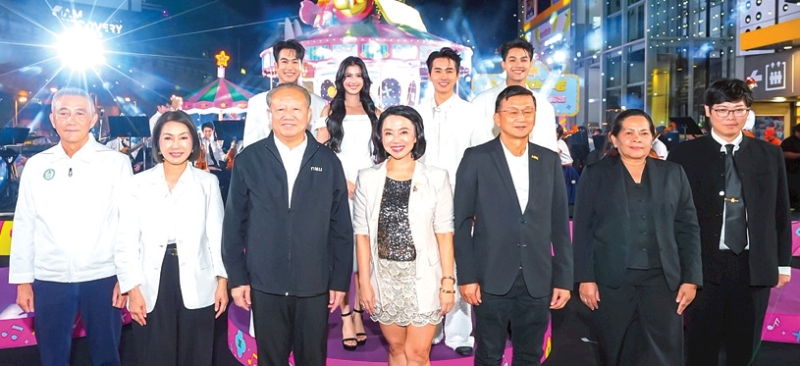 ต้อนรับคริสต์มาส : พุทธชาด ศรีนิศากร ประธานเจ้าหน้าที่บริหาร บมจ.เอ็ม บี เค ต้อนรับ ต่อศักดิ์ โชติมงคล
ประธานที่ปรึกษาผู้ว่าราชการ กรุงเทพมหานคร ประธานในพิธี พร้อมคณะที่ปรึกษา ดร.เกศี จันทราประภาวัฒน์,
พล.ต.อ.อดิศร์ งามจิตสุขศรี และ ศุภพิชญาณ์ ชาวบางรัก ผช.ผอ.เขตปทุม ในพิธีเปิดไฟต้นคริสต์มาส SPARKLING HAPPINESS ภายใต้คอนเซ็ปต์ Musical Joyride ที่ ศูนย์การค้าเอ็ม บี เค เซ็นเตอร์