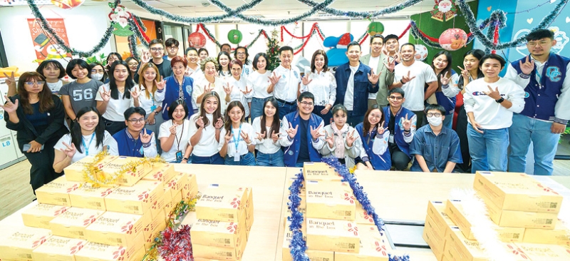 อวยพร...ออนไลน์ : นุสรา (อัสสกุล) บัญญัติปิยพจน์ ประธานเจ้าหน้าที่บริหาร บมจ.ไทยสมุทรประกันชีวิต จัดงาน
THANK YOU DAY 2025 ในรูปแบบ ONLINE เพื่อส่งพลังความรัก ความสุข และแทนคำขอบคุณให้ผู้บริหาร
และพนักงานทั่วประเทศ ที่รวมพลังความรัก มุ่งมั่น ทุ่มเท สร้างผลงานและความสำเร็จอันยิ่งใหญ่ตลอดปี
ที่ผ่านมา พร้อมอวยพรวันคริสต์มาสและวันขึ้นปีใหม่ 2569 พร้อมก้าวสู่ปีที่ 77 ของ OCEAN LIFE ไทยสมุทร