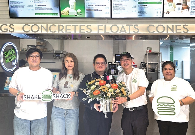 สาขาแรกของภาคใต้ : ประวิช จรรยาสิทธิกุล ประธานเจ้าหน้าที่บริหาร ศูนย์การค้า
จังซีลอน ป่าตอง ภูเก็ต ร่วมแสดงความยินดีกับ ควัง-คิน นอร์เบิร์ต ทัน ปธ.จนท.ฝ่ายปฏิบัติการ เอเชียตะวันออกเฉียงใต้ บจก.ฮ่องกง แม็กซิม กรุ๊ป ในโอกาสเปิด “Shake Shack” ร้านเบอร์เกอร์สัญชาติอเมริกัน ที่ ศูนย์การค้าจังซีลอน ป่าตอง ภูเก็ต