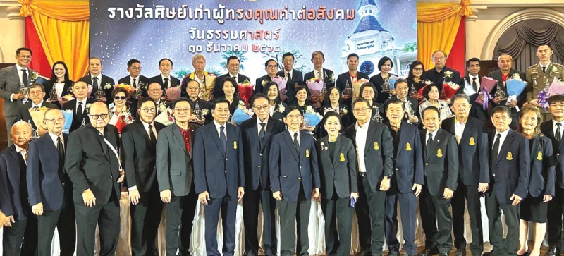 91 ปี ธรรมศาสตร์ : พงศ์เทพ เทพกาญจนา นายกสมาคมธรรมศาสตร์ ในพระบรมราชูปถัมภ์ ร่วมยินดีกับผู้ได้รับโล่เกียรติยศ “ศิษย์เก่าผู้ทรงคุณค่าต่อสังคม” ในงานวันธรรมศาสตร์ ประจำปี 2568 โดยมี ศ.สุรพล นิติไกรพจน์ นายกสภามหาวิทยาลัยธรรมศาสตร์, ศ.ดร.ศุภสวัสดิ์ ชัชวาลย์ อธิการบดี พร้อมคณะที่ปรึกษา
และคณะกรรมการบริหารสมาคมฯ อาทิ ศ.ดร.สมคิด เลิศไพฑูรย์ อุปนายกสมาคมฯ, ชัยศักดิ์ อังค์สุวรรณ ประธานคณะกรรมการจัดงาน, ยอดยิ่ง โสภณ,
กำธร วังอุดม, ผาณิต พูนศิริวงศ์, รศ.ดร.นริศ ชัยสูตร, ธีรวัฒน์ ธัญลักษณ์ภาคย์ และ ดารณี วัธนเวคิน ร่วมงาน ที่ สมาคมธรรมศาสตร์ฯ ซอยงามดูพลี กรุงเทพมหานคร