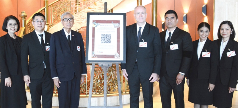 ช่วยน้ำท่วม : เตช บุนนาค เลขาธิการสภากาชาดไทย ร่วมกับฝ่ายบริหาร โรงแรมมณเฑียร สุรวงศ์ กรุงเทพฯ จัดกิจกรรม “รวมน้ำใจช่วยภัยน้ำท่วม” เชิญชวนผู้ใช้บริการร่วมบริจาคสแกน QR e-Donation ที่ร้านอาหารและพื้นที่ให้บริการต่างๆ ภายในโรงแรม เพื่อสนับสนุนภารกิจของสภากาชาดไทยในการช่วยเหลือ
ผู้ประสบอุทกภัยทั่วประเทศ โดยมี อัครพัชร คุ้มคณิศร์, สุชานนท์ มงคลธง และ แกรนท์ ฮิลลี่ ร่วมพิธี