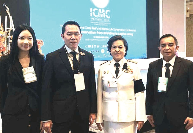 ครั้งที่ 1 : ศ.สพ.ญ.ดร. นันทริกา ชันซื่อ ประธานอนุกรรมการฝ่ายวิชาการฯ มูลนิธิอนุรักษ์ปะการังและสิ่งมีชีวิตใต้ทะเลไทยฯ จัดประชุมวิชาการนานาชาติการอนุรักษ์ปะการังและสิ่งมีชีวิตใต้ทะเล แลกเปลี่ยนความรู้ทางวิชาการด้านอนุรักษ์พะยูน
โดยมี เปรมศักดิ์ วนัชสุนทร จาก บมจ.เจริญโภคภัณฑ์อาหาร ร่วมสนับสนุน