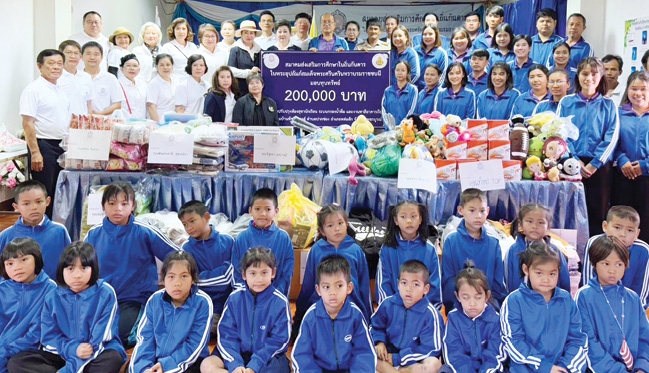 ยกระดับคุณภาพชีวิต : ดร.มนวิภา ประชัญคดี นายกสมาคมส่งเสริมการศึกษาในถิ่นกันดารฯ นำคณะ กรรมการร่วมกันมอบอุปกรณ์การเรียน อุปกรณ์กีฬา
เสื้อกันหนาว ฯลฯ ให้แก่นักเรียนและครูโรงเรียนชนบท 3 แห่งในพื้นที่ อ.หล่มสัก จ.เพชรบูรณ์ โดยมี รศ.นพ.ปกิตติ ทยานิธิ และ ดร.เกล้าสรวง สุพงษ์ธร ร่วมพิธี