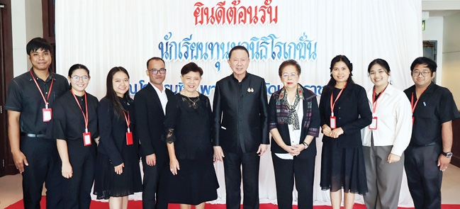 ทักษะการสอน : สนั่น อังอุบลกุล ประธานมูลนิธิโรเกชั่น จัดงานสัมมนานักเรียนทุนของมูลนิธิฯ เพื่อเป็นครูสอนภาษาอังกฤษและคณิตศาสตร์ พัฒนานักเรียน
ต่างจังหวัดให้ทัดเทียมนักเรียนในกรุงเทพฯ โดยมี ผศ.ดร.สุนทรี ศิริอังกูร, ดวงกมล
เกษมศานต์ ณ อยุธยา ร่วมงาน ที่ โรงแรมซิตี้ปาร์คโฮเต็ล จ.นครราชสีมา