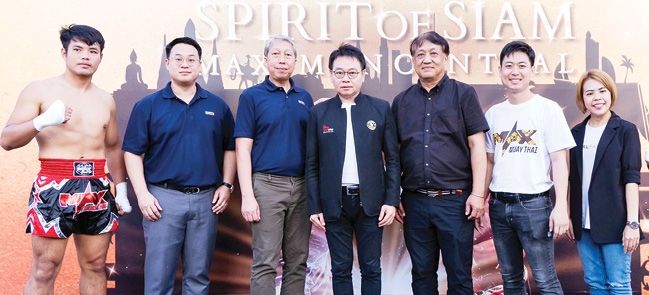 ส่งเสริมศิลปะมวยไทย : ขวัญชัย บุญอารีย์ ผจก.ทั่วไป ศูนย์การค้าเซ็นทรัล มารีนา
เอาต์เล็ต ต้อนรับ รัตนชัย สุทธิเดชานัย ที่ปรึกษานายกเมืองพัทยา ในพิธีเปิดงาน
“Spirit of Siam Max 4 Man Central” รอบชิงชนะเลิศ เพื่อกระตุ้นการท่องเที่ยวและเศรษฐกิจของเมืองพัทยา ที่ ศูนย์การค้าเซ็นทรัล มารีนา จ.ชลบุรี