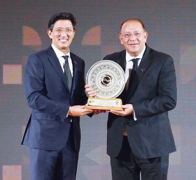 รับ 2 รางวัล : มนตรี ลาวัลย์ชัยกุล ประธานเจ้าหน้าที่บริหาร บมจ.ปตท.สำรวจและผลิตปิโตรเลียม (ปตท.สผ.) รับรางวัล Best Innovative Company จากผลงานนวัตกรรม “หัวเผาก๊าซทิ้งเพื่อลดการปล่อยก๊าซเรือนกระจก” ที่ช่วยเพิ่มประสิทธิภาพการเผาไหม้
ก๊าซฯ และลดการปล่อยก๊าซเรือนกระจก พร้อมด้วยรางวัลยอดเยี่ยมด้านนักลงทุนสัมพันธ์ Best Investor Relations Awards ในกลุ่มบริษัทจดทะเบียนที่มีมูลค่าตลาดสูงกว่า 1 แสนล้านบาท ในงาน SET Awards 2025 ที่ตลาดหลักทรัพย์แห่งประเทศไทย