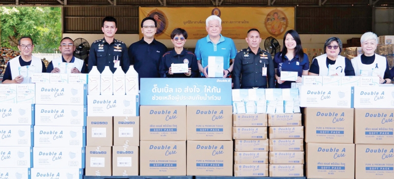 ช่วยเหลือผู้ประสบภัยน้ำท่วม : ชาญวิทย์ จารุสมบัติ รอง กก.ผจก.ใหญ่ ด้านสื่อสารและภาพลักษณ์องค์กร ดั๊บเบิ้ล เอ มอบผลิตภัณฑ์เพื่อสุขอนามัย Double A Care อาทิ หน้ากากอนามัย น้ำยาทำความสะอาดพื้น ทิชชูเพียวแอนด์พรีเมียม ผ้าเช็ดทำความสะอาดผิว ฯลฯ ให้แก่ นฤมล ล้อมทอง รองเลขาธิการ มูลนิธิอาสาเพื่อนพึ่ง (ภาฯ) ยามยาก สภากาชาดไทย เพื่อนำไปช่วยเหลือและฟื้นฟูจากสถานการณ์น้ำท่วมแก่ผู้ประสบภัย โดยเฉพาะภาคใต้ ที่ ศูนย์การเคลื่อนย้ายกองทัพบก บางเขน กรุงเทพฯ