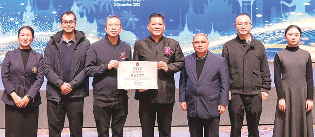 ร่วมมือทางวิชาการ : เสก นพไธสง กงสุลใหญ่ ณ นครเฉิงตู สาธารณรัฐประชาชนจีน
มอบประกาศนียบัตรแสดงความขอบคุณ มหาวิทยาลัยอัสสัมชัญ ในความร่วมมือด้านการศึกษาระหว่างประเทศไทยและจีน โดยมี ดร.เกลน ชาร์เตอร์เรีย ผอ.ฝ่ายวิเทศสัมพันธ์มหาวิทยาลัยอัสสัมชัญ ร่วมเป็นสักขีพยาน ที่ โรงแรมริทซ์-คาร์ลตัน