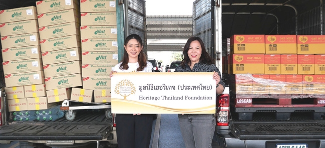 เฮอริเทจ ปันน้ำใจ : วลัยทิพย์ ซื่อตรงมั่นคง ผอ.ฝ่ายสื่อสารองค์กร เครือเฮอริเทจ ในนามมูลนิธิเฮอริเทจ (ประเทศไทย) และ พิลาสินี เหล่ามิตรอนันต์ ผอ.ฝ่ายการตลาด บจก.ทู.พี.พี.เทรดดิ้ง ร่วมช่วยเหลือสังคม โดยมอบ เครื่องดื่มน้ำนมข้าวโอ๊ต-
ถั่วลิสงอบเกลือ และน้ำดื่มเฮอริเทจ แก่ผู้ประสบภัยน้ำท่วมในพื้นที่หาดใหญ่