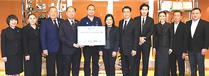 รวมน้ำใจ ช่วยภัยน้ำท่วม : ปัทมา ศรีสิงห์ กรรมการบริหาร บริษัท เอิร์ธ (ประเทศไทย) จำกัด ผู้ผลิตและจัดจำหน่ายผลิตภัณฑ์เพื่อสุขอนามัย และพนักงาน ได้เข้าร่วมสนับสนุนผลิตภัณฑ์ต่างๆ ของบริษัท ในโครงการ “รวมน้ำใจ ช่วยภัยน้ำท่วม” โดยมี ไทยทีวีสีช่อง 3 ร่วมเป็นสื่อกลางประชาสัมพันธ์ และ กฤษฎา บุญราช ผู้ช่วยเลขาธิการสภากาชาดไทย เป็นผู้รับมอบเพื่อส่งต่อกำลังใจและบรรเทาความเดือดร้อนให้แก่พี่น้องประชาชนในภาคใต้