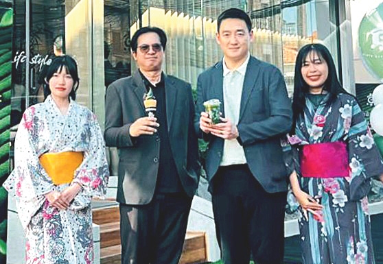 เปิดอย่างเป็นทางการ : ฤทธิ์ คิ้วคชา กก.ผจก.บจก.คชา บราเธอร์ส เปิดตัว Kyo Roll En (เกียวโรลเอ็น) สาขาโพนสีนวน ใจกลางนครหลวงเวียงจันทน์ ซึ่งเป็นสาขาแรกนอกประเทศ ภายใต้การบริหารโดย Kolao Group ผู้นำธุรกิจสินค้าอุปโภค-บริโภคยักษ์ใหญ่ใน สปป.ลาว พร้อมพัฒนาผลิตภัณฑ์และระบบแฟรนไชส์ให้ยั่งยืน