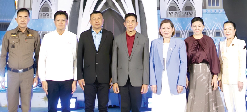 มนต์เสน่ห์แห่งดิสนีย์ : สุรพันธ์ ศิลปสุวรรณ รอง ผวจ.นครราชสีมา และ นิสา ชาภู่พวง ผจก.ทั่วไปศูนย์การค้าเซ็นทรัล โคราช ร่วมเปิดงาน Disney The Magical Stars 2026 ส่งความรักไม่สิ้นสุด ครั้งแรก
ในโคราช ที่มาพร้อมกับปราสาทน้ำแข็งและเจ้าหญิงเอลซ่าสุดอลังการ และต้นคริสต์มาสความสูงมากกว่า
15 เมตร ฉลองครบรอบ 8 ปี ของศูนย์การค้าเซ็นทรัล โคราช อย่างเป็นทางการ ถึงวันที่ 31 มกราคม 2569