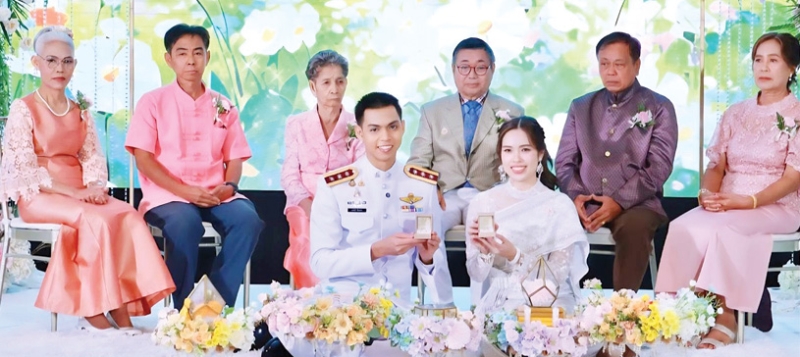 ร่วมสร้างครอบครัวใหม่ด้วยกัน : ดร.เฉลิมชัย ผู้พัฒน์ กรรมการสภามหาวิทยาลัยผู้ทรงคุณวุฒิ มหาวิทยาลัยราชภัฏนครสวรรค์ เป็นประธานพิธีหมั้น ระหว่าง ร.ต.อ.ธนโชติ จันทน์ป๋า กับ สิวนันท์ ผู้พัฒน์ บุตรสาว สิทธิชัย-มาลี ผู้พัฒน์ พร้อมฉลองมงคลสมรส ณ สโมสรตำรวจ ถนนวิภาวดีรังสิต กรุงเทพมหานคร