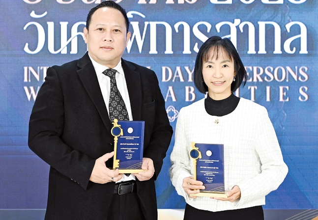 เนื่องในวันคนพิการสากล : จารุวรรณ งามพิสุทธิ์ไพศาล ผช.กก.ผจก.ใหญ่อาวุโสฯ บจก.เซ็นทรัล เรสตอรองส์ กรุ๊ป (CRG) และ ธวัช ทองอินทร์ ผช.กก.ผจก.ใหญ่ฯ บจก.ซีอาร์จี อินเตอร์เนชั่นแนล ฟู้ด (CRGI) เข้ารับรางวัล “องค์กรที่สนับสนุนงานด้านคนพิการ ประจำปี 2568 จัดโดย กระทรวงการพัฒนาสังคมและความมั่นคงของมนุษย์