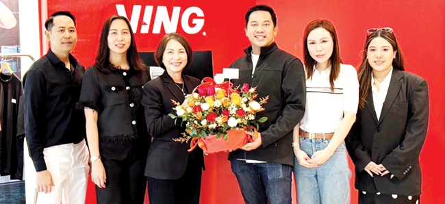 สำหรับคนรักการวิ่ง : จรูญรัตน์ สาลี กก.ผจก.บจก.พาราไดซ์ พาร์ค ร่วมแสดงความยินดีกับ วาที วิเชียรนิตย์ CEO และ จิติมา ยิ่งชนะเกียรติ กรรมการ
บริหาร บจก.วีอิ้ง อินเตอร์เทรด ในโอกาสเปิด VING OUTLET STOR สาขาใหม่
พบกับรองเท้าแตะวิ่งมาราธอนเพื่อสุขภาพ ที่ศูนย์การค้าพาราไดซ์ พาร์ค