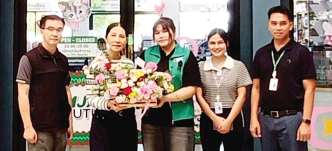 คุ้มค่าอย่างครบครัน : วราภรณ์ ตติปาณิเทพ ผจก.ทั่วไป บจก.เดอะไนน์ ติวานนท์ ผู้บริหารศูนย์การค้าในเครือเอ็ม บี เค ร่วมต้อนรับและแสดงความยินดีในโอกาสเปิดร้านสมใจ จำหน่ายอุปกรณ์เครื่องเขียนทุกชนิด พร้อมอุปกรณ์ศิลป์ และเครื่องใช้
สำนักงาน อุปกรณ์งานประดิษฐ์ ที่ศูนย์การค้าเดอะไนน์ เซ็นเตอร์ ติวานนท์

