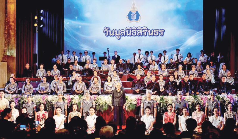 สมเด็จพระกนิษฐา
ธิราชเจ้า กรมสมเด็จ
พระเทพรัตนราชสุดาฯ
สยามบรมราชกุมารี
เสด็จฯ ไปทรงเปิดงาน
“วันมูลนิธิสิรินธร” ประจำปี 2568 ซึ่งมูลนิธิสิรินธร
ร่วมกับ จุฬาลงกรณ์มหาวิทยาลัย จัดขึ้น
เป็นปีที่ 5 เพื่อหารายได้สมทบทุนสถานพยาบาลมูลนิธิสิรินธร ณ
หอประชุมจุฬาลงกรณ์มหาวิทยาลัย
เขตปทุมวันกรุงเทพมหานคร เมื่อวันอาทิตย์ที่
14 ธันวาคม 2568